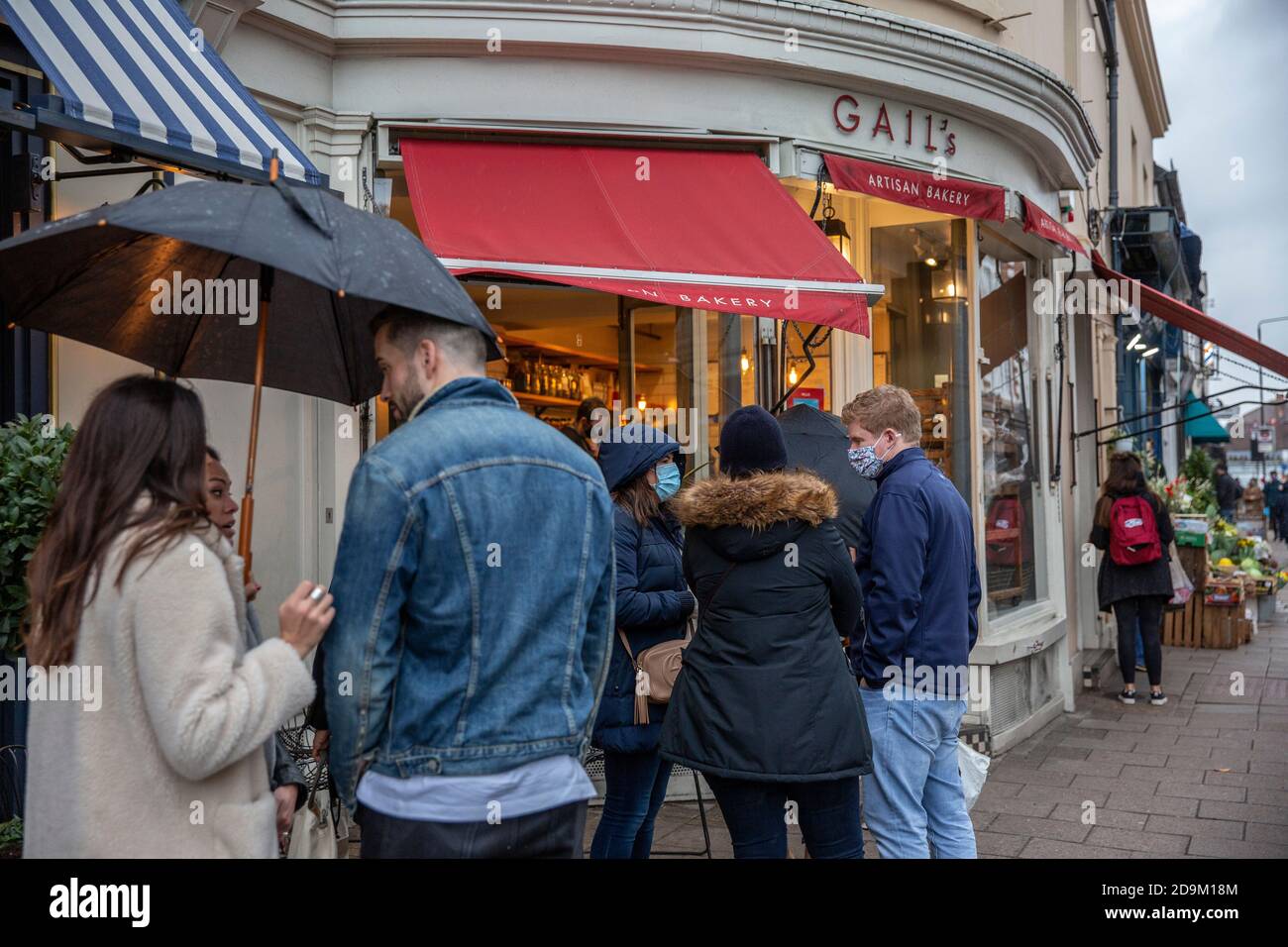 Vor Gails Bäckerei in Wimbledon Village entstehen Schlangen während des Countdowns bis zur zweiten Coronavirus-Sperre im November 2020 in England Stockfoto