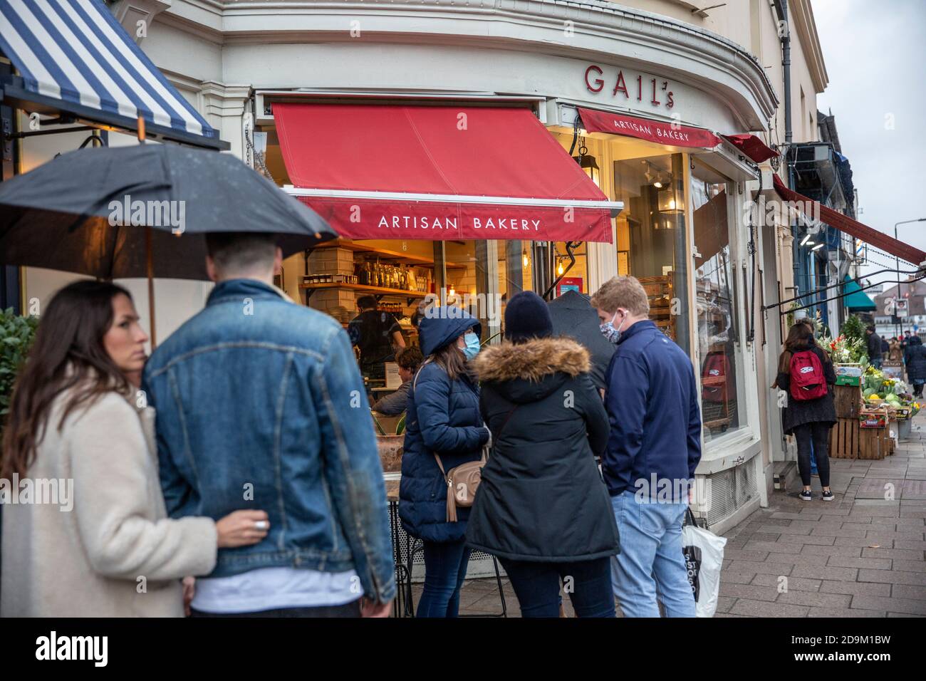 Vor Gails Bäckerei in Wimbledon Village entstehen Schlangen während des Countdowns bis zur zweiten Coronavirus-Sperre im November 2020 in England Stockfoto