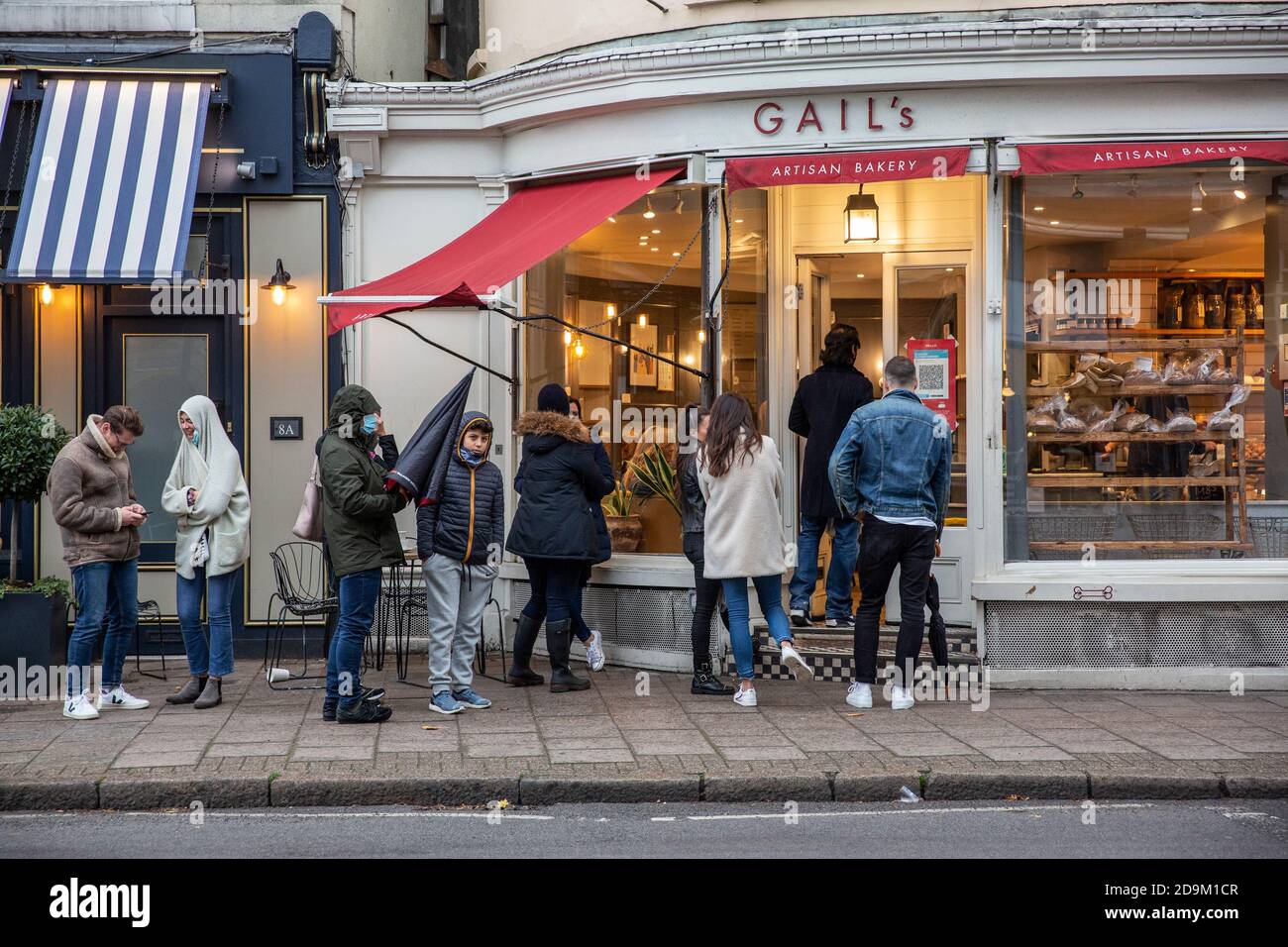 Vor Gails Bäckerei in Wimbledon Village entstehen Schlangen während des Countdowns bis zur zweiten Coronavirus-Sperre im November 2020 in England Stockfoto