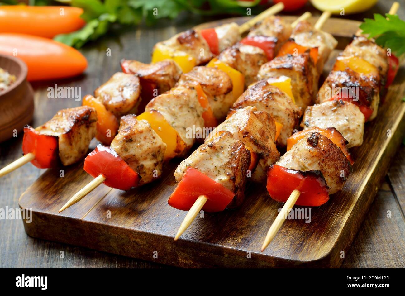 Gebratene Hühnchen-Kebabs auf einem Schneidebrett, Nahaufnahme Stockfoto