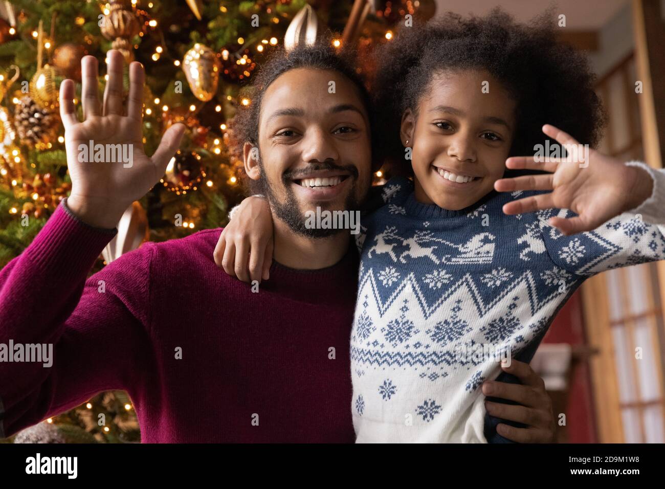 Kopf erschossen Porträt afroamerikanischen Mann mit Tochter winkende Hände Stockfoto
