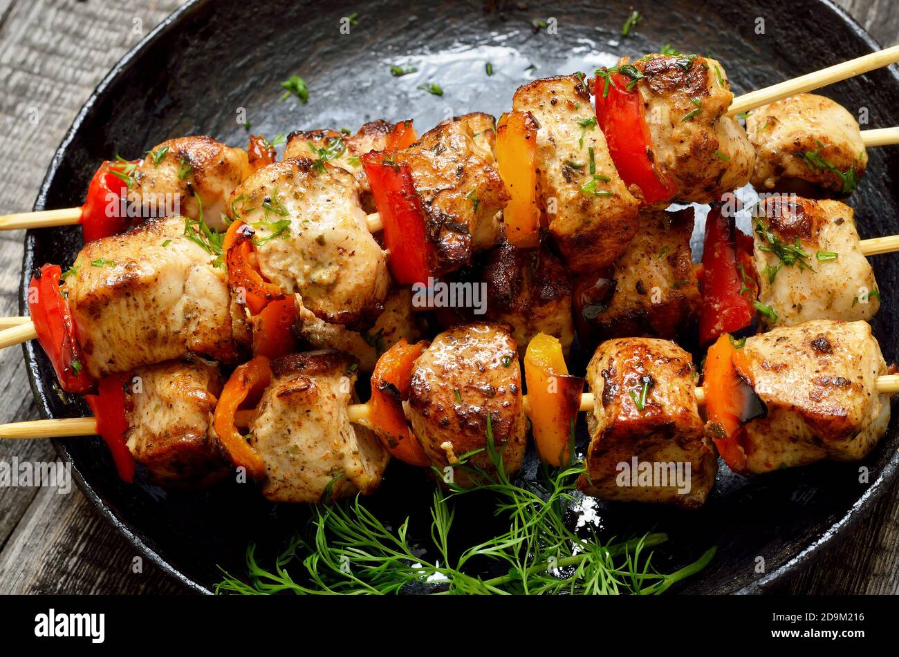 Vorspeise Hähnchen Kebab mit Paprika in der Pfanne Stockfoto