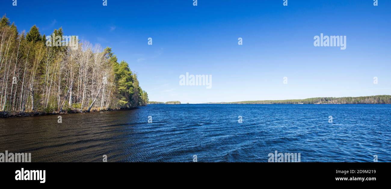 Blick auf den See Iisvesi im Frühling, Finnland Stockfoto