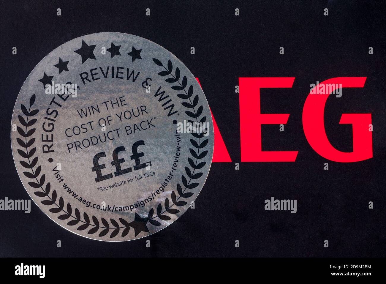 registrieren Sie sich, und gewinnen Sie die Kosten für Ihren Produktrückenaufkleber auf der Verpackung des AEG Akku-Staubsaugers, der im Vereinigten Königreich, Großbritannien, verkauft wird Stockfoto