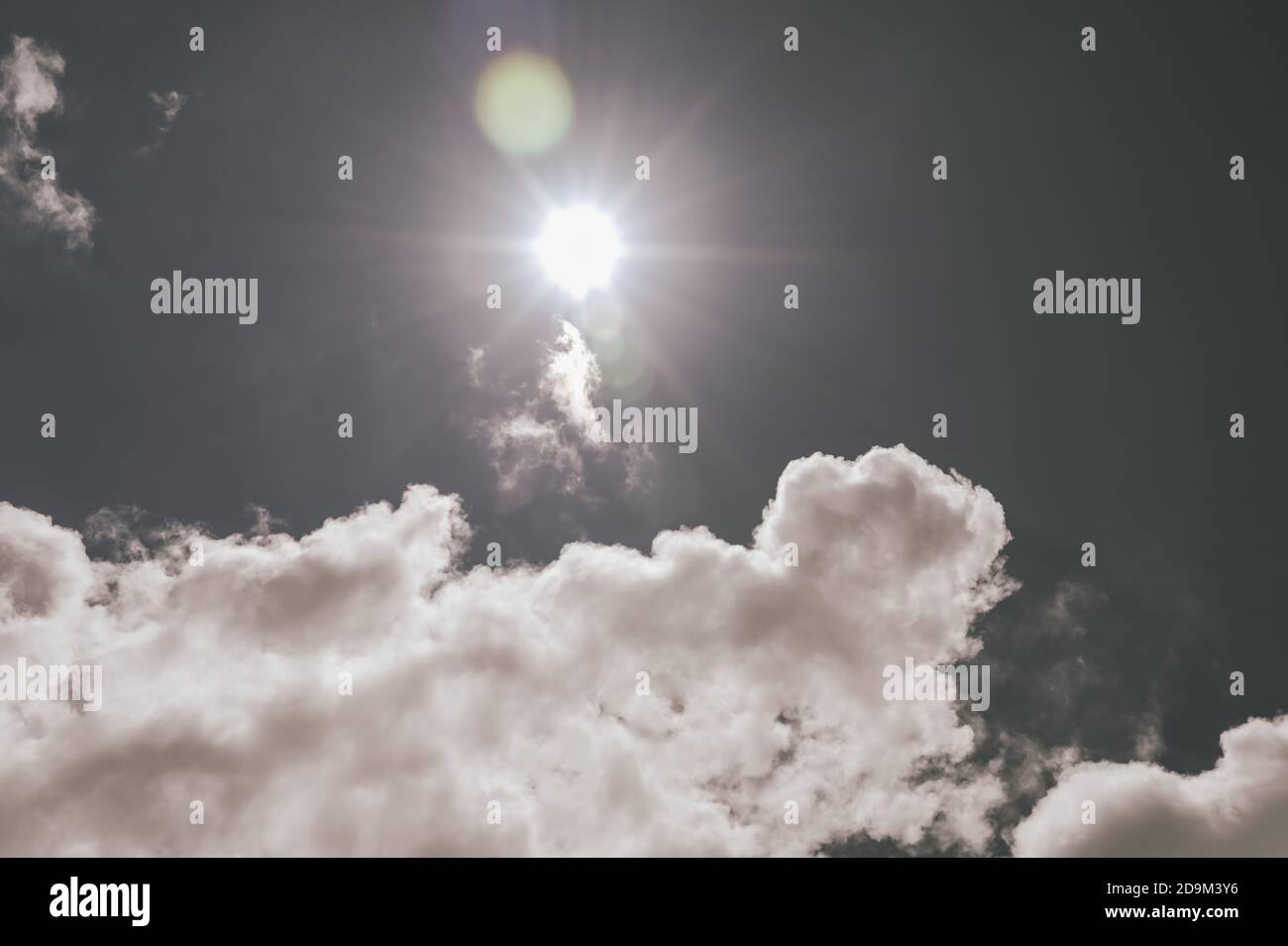 Sonnenstrahl blauer Himmel. Helle Mittagssonne Strahl beleuchtet den Raum für Overlay Natur Hintergrund Stockfoto