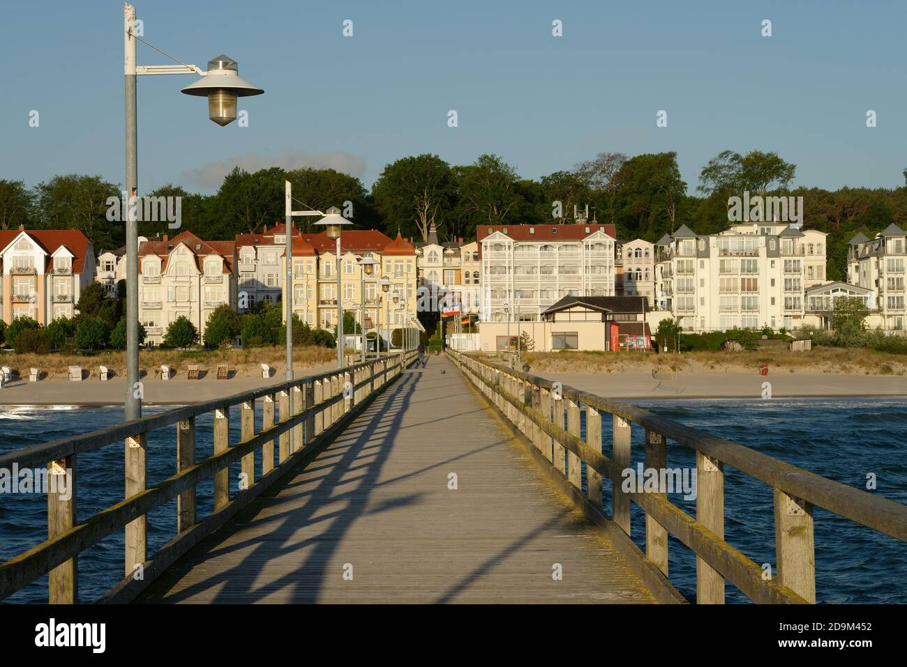 Blick vom Pier auf Häuser und Villen an der Strandpromenade von Bansin im Morgenlicht, Badeort Bansin, Usedom, Ostsee, Mecklenburg-Vorpommern, Deutschland Stockfoto