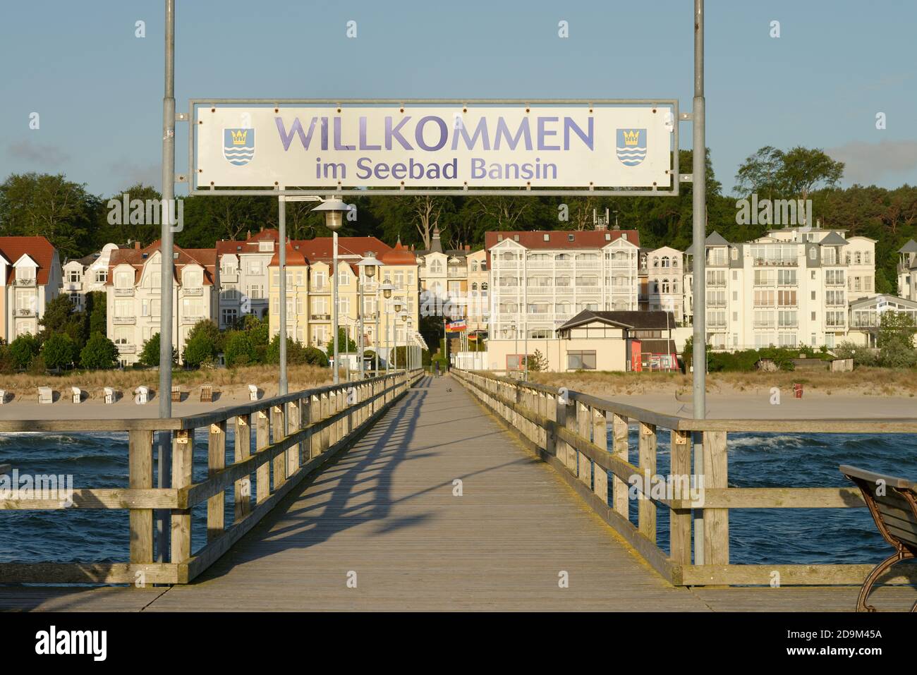 Blick vom Pier auf Häuser und Villen an der Strandpromenade von Bansin im Morgenlicht, Badeort Bansin, Usedom, Ostsee, Mecklenburg-Vorpommern, Deutschland Stockfoto