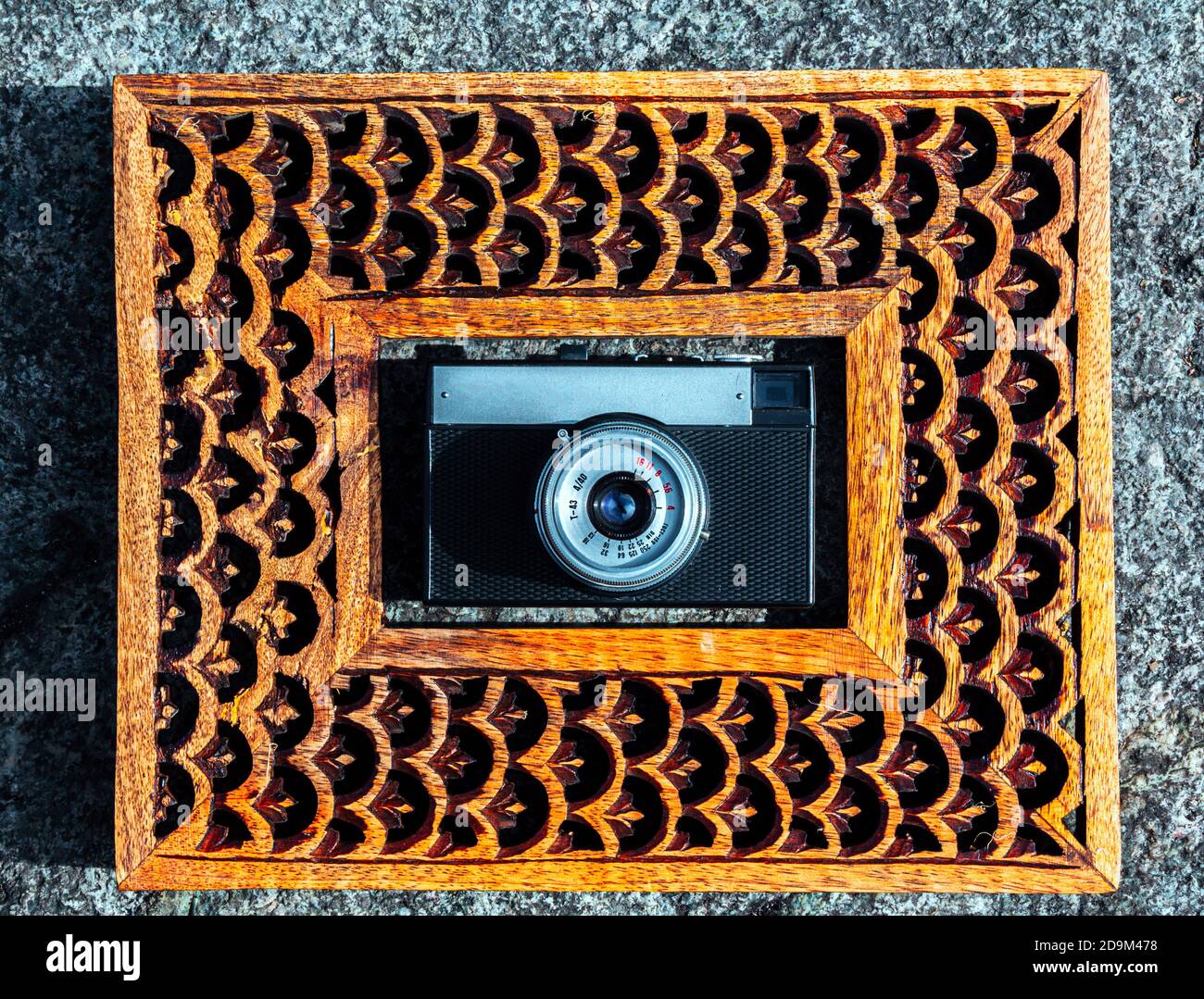 Vintage Fotokamera im natürlichen Holzrahmen Stockfoto