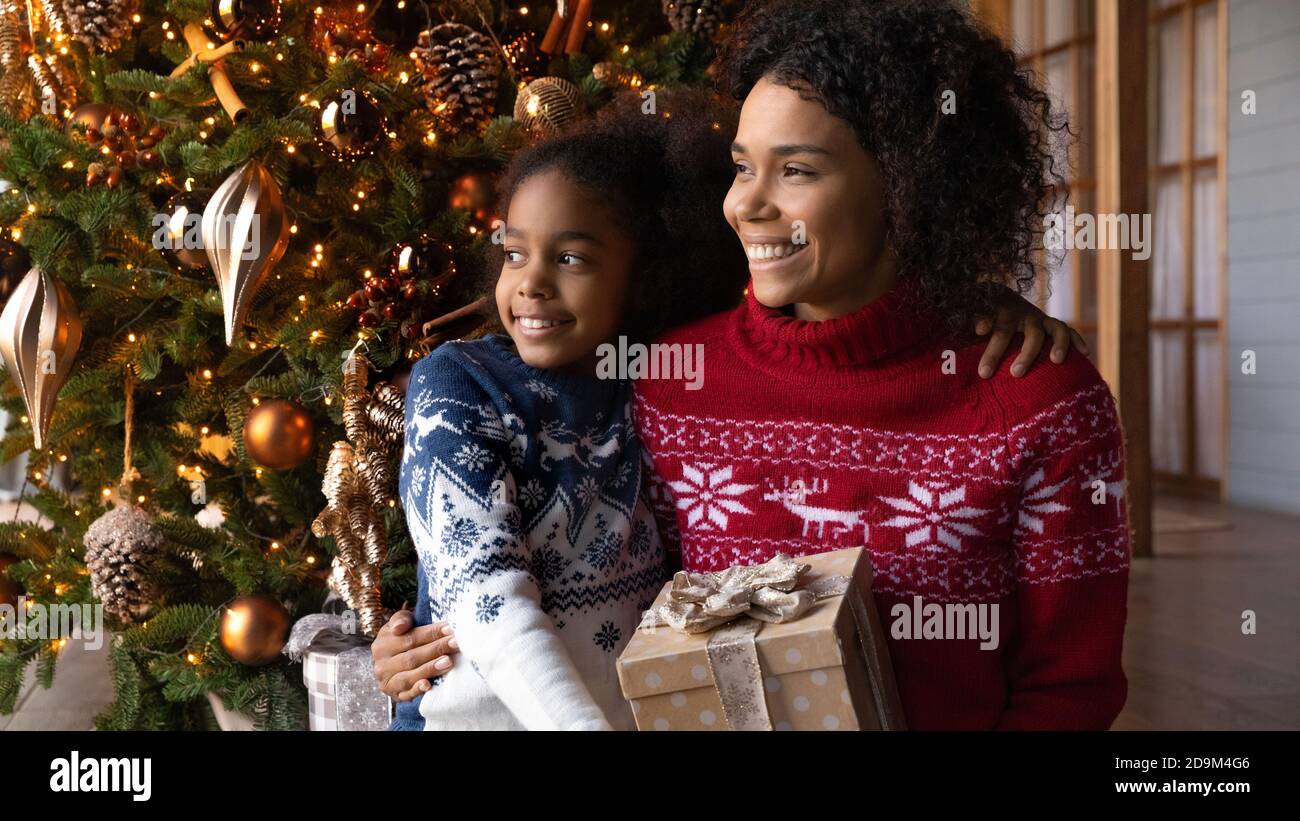 Nahaufnahme afroamerikanische Frau mit Tochter machen Weihnachtswunsch Stockfoto