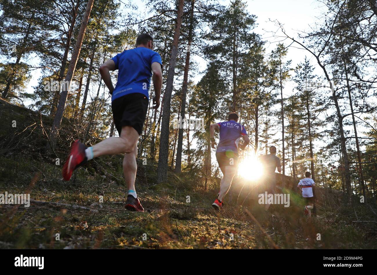 Ljungsbro, Schweden 20200421 Nachbarn, die sich in diesen unruhigen Corona-Zeiten im Wald treffen und gemeinsam trainieren. Foto Jeppe Gustafsson Stockfoto
