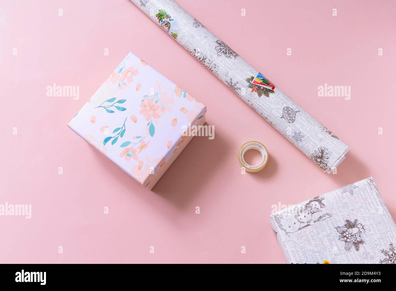 Schritt 1. Bereiten Sie die notwendigen Materialien: Geschenkpapier, Klebeband. Box Stockfoto