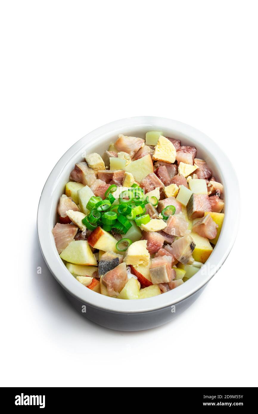 Heringsalat mit Apfel und Kartoffel auf weiß isoliert Stockfoto