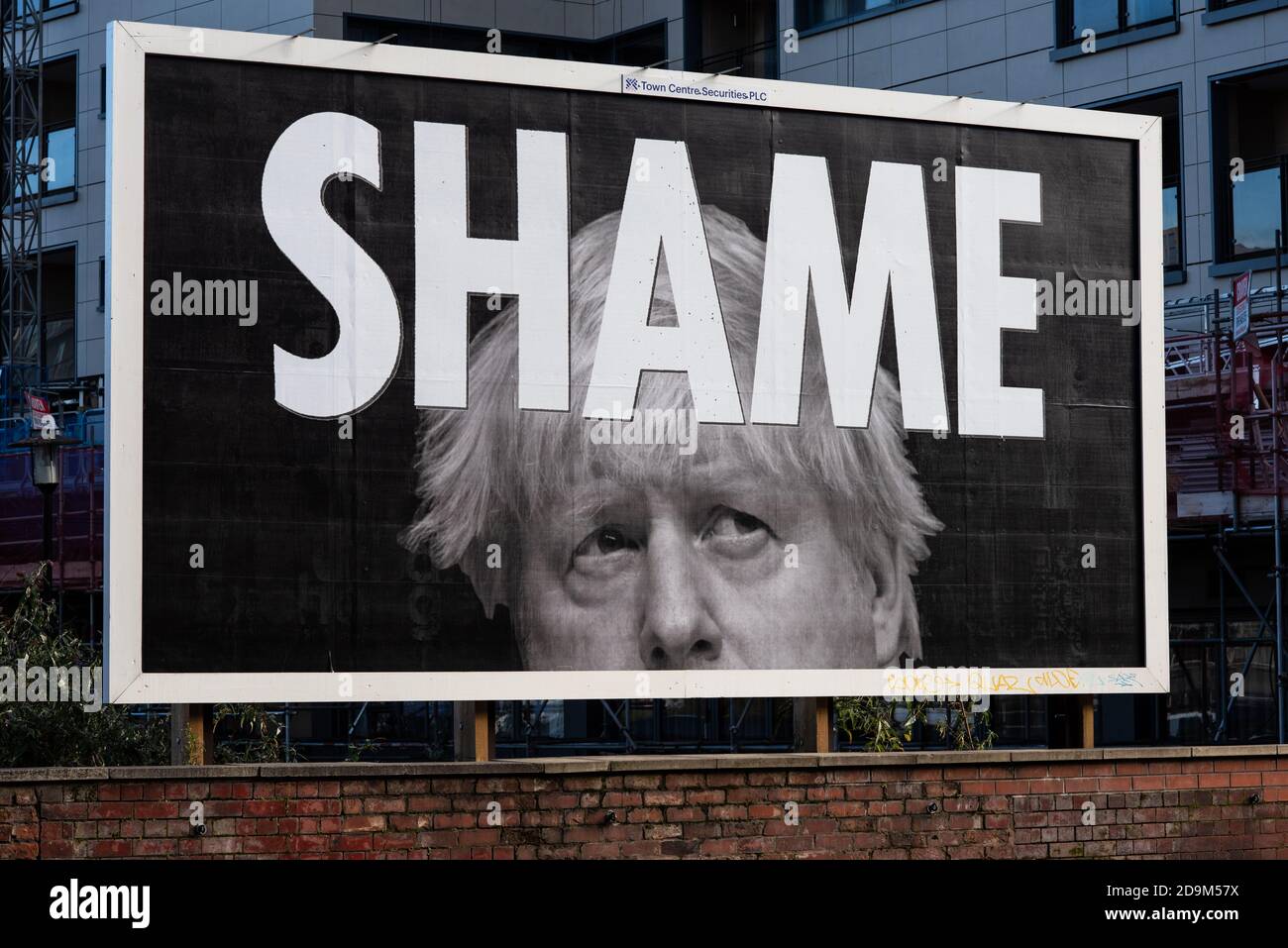 Eine Plakatwand mit dem britischen Premierminister Boris Johnson und dem Wort SHAME. Dale Street, Manchester. Vereinigtes Königreich. Stockfoto