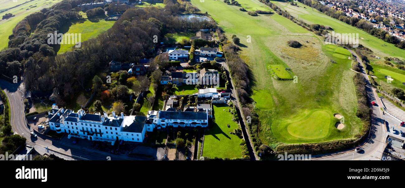 Luftaufnahme des Holland House (links) und des North Foreland Golf Course (rechts), Kingsgate, Kent, Stockfoto