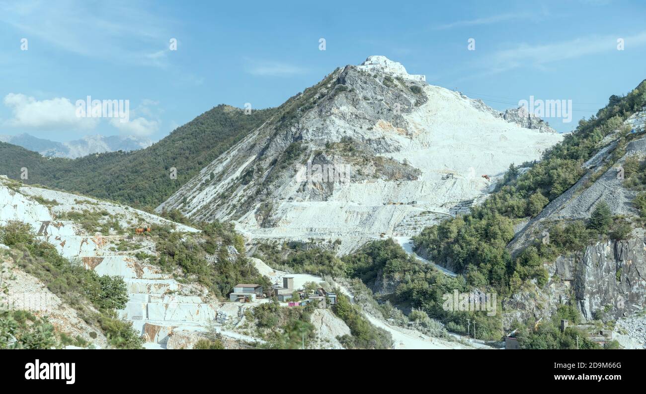 Apuane Berglandschaft mit großen Steinbruch und Marmorpulver wie Schnee, in hellem Licht in der Nähe von Carrara, Apuane, Toskana, Italien erschossen Stockfoto