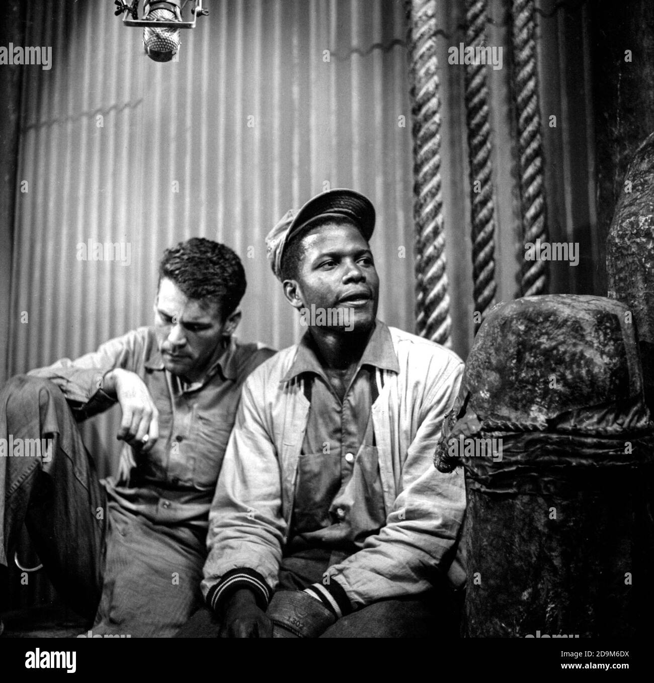 Der legendäre Hollywood-Schauspieler Sidney Poitier in einer Live-Performance von A man is Ten Feet Tall im amerikanischen Fernsehen im Jahr 1955. Diese Live-Performance wurde im Rahmen der Drama-Anthologie-Serie The Philco Television Playhouse ausgestrahlt. Mit ihm ist der Schauspieler Don Murray zu sehen. Das Stück wurde später in den Film Edge of the City aufgenommen. Stockfoto