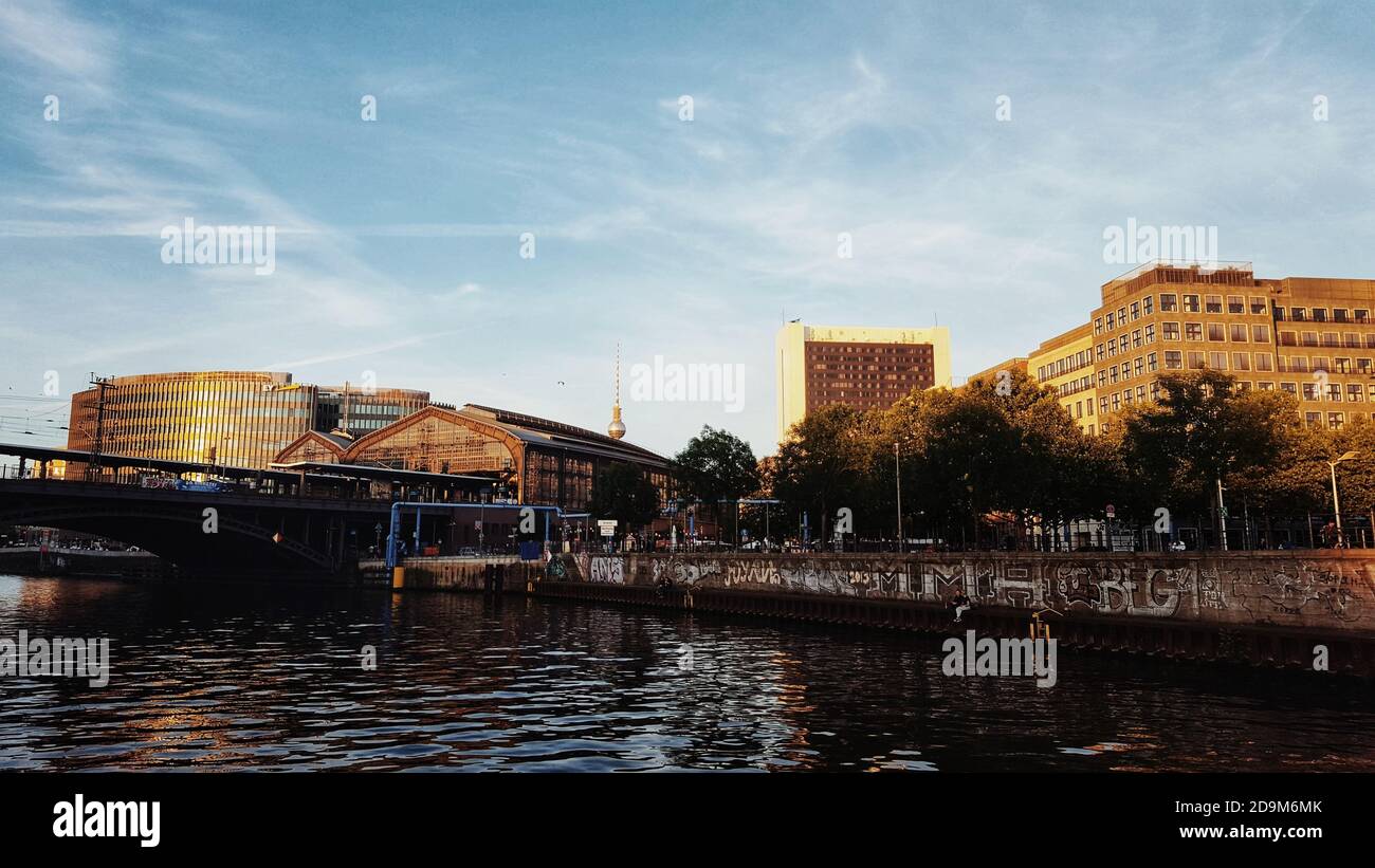 Blick auf verschiedene Berliner Gebäude von der Spree: Bahnhof Friedrichstraße, Berliner Fernsehturm, internationales Handelszentrum Stockfoto