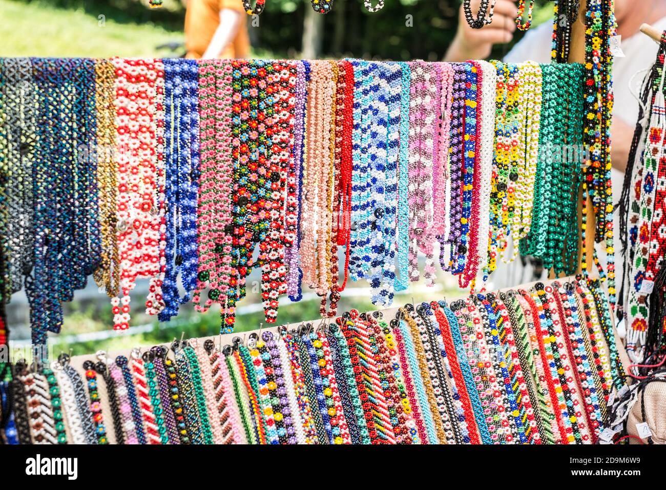 regenbogen von bunten Perlen Halsketten und Armbänder Stockfoto