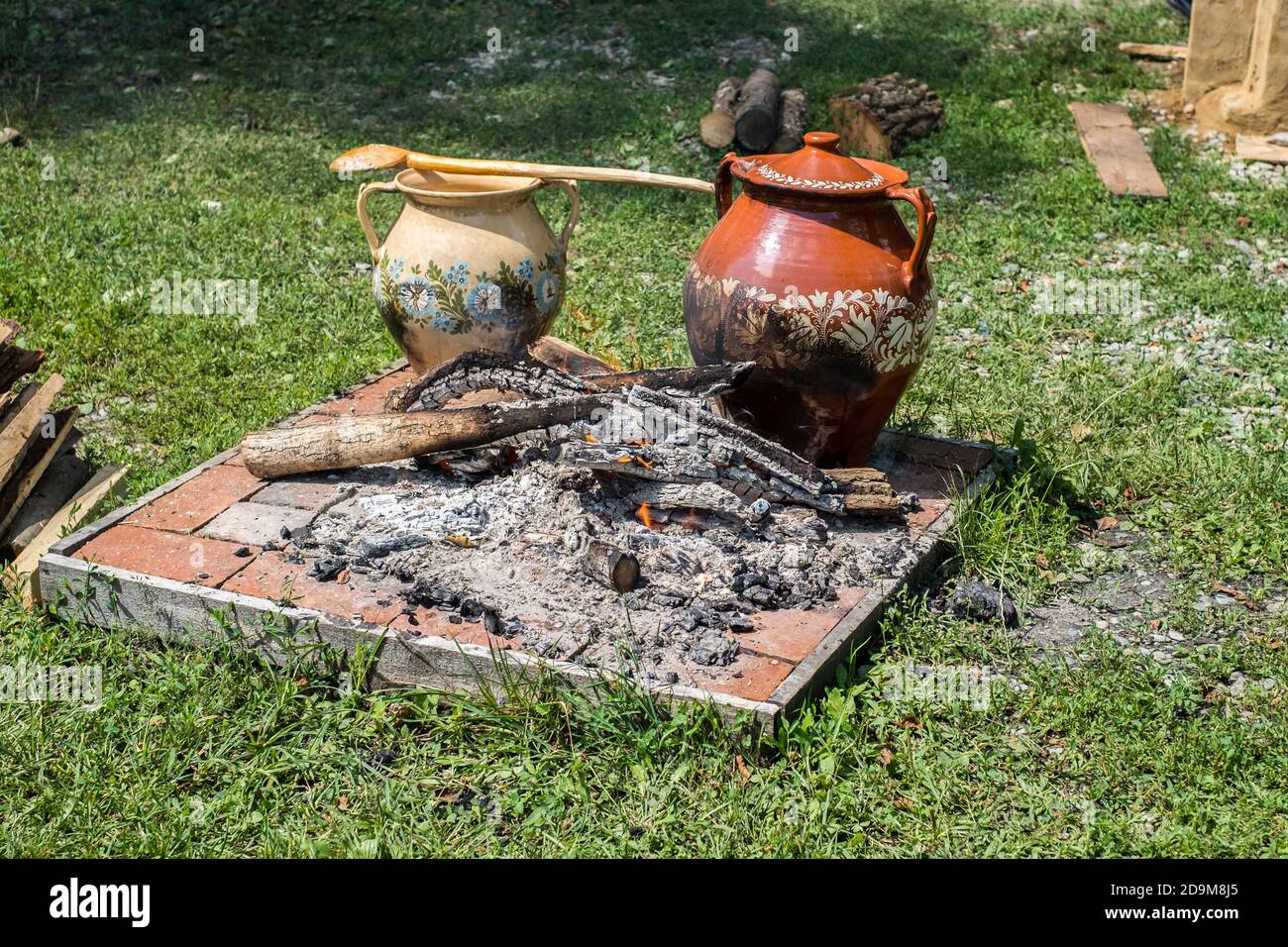 Traditionelle rumänische Essen im Kessel über dem offenen Feuer zubereitet Stockfoto
