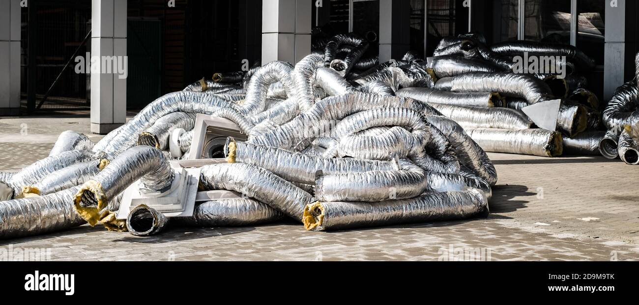 Weggeworfene flexible Metallschläuche für Klimaanlagen Stockfoto