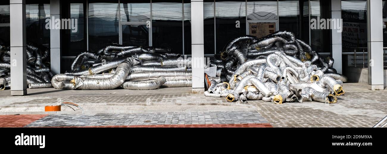 Weggeworfene flexible Metallschläuche für Klimaanlagen Stockfoto