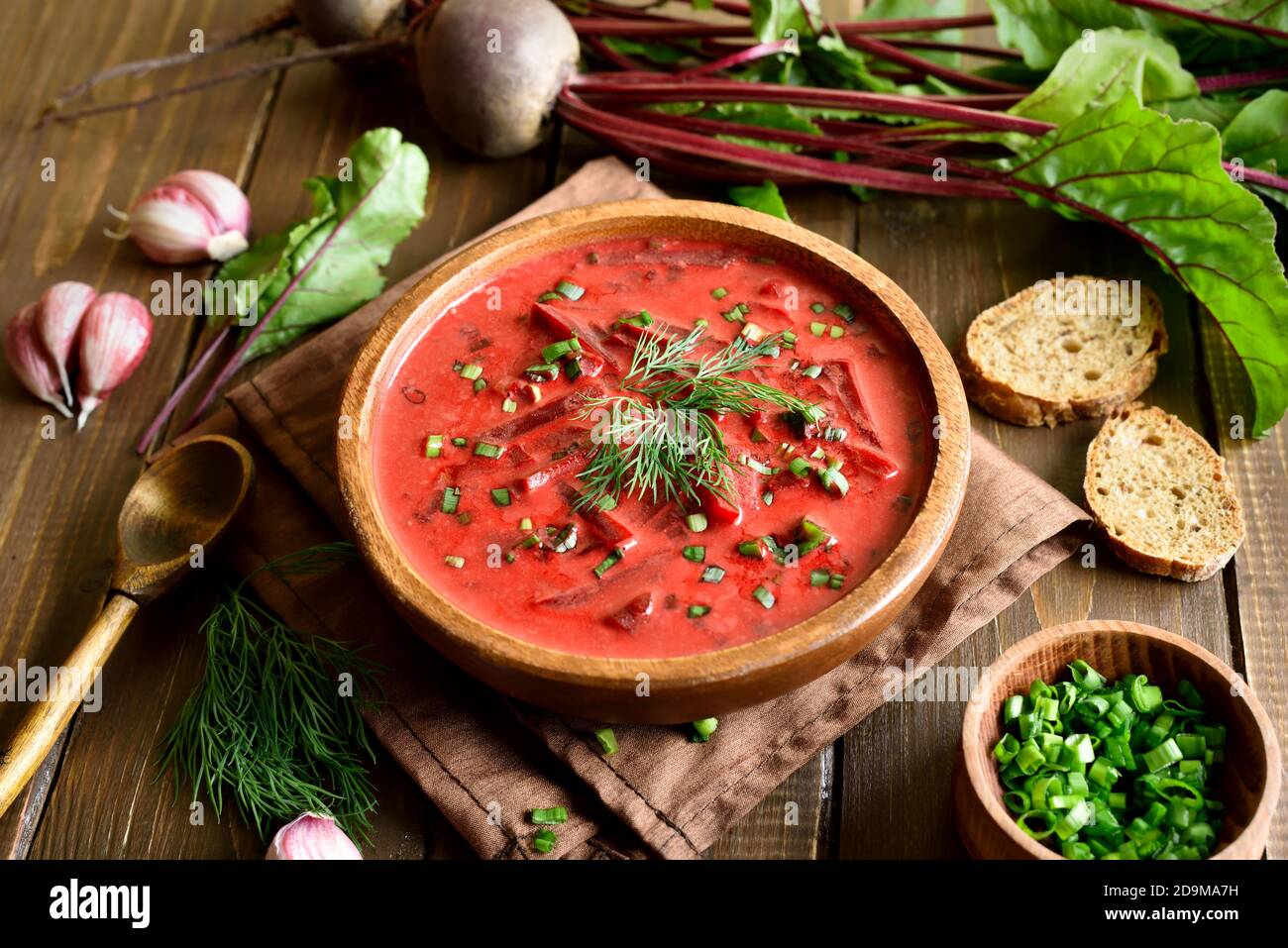 Traditionelle ukrainische russische Suppe (Borscht) mit Gemüse und saurer Sahne Auf Holztisch Stockfoto