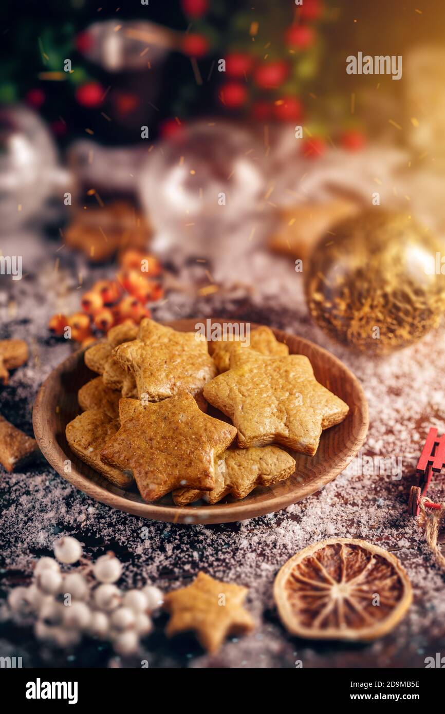 Weihnachtshintergrund mit Weihnachtsplätzchen und festlicher Dekoration Stockfoto