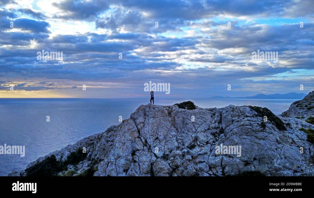 Fotograf bei Cap Formentor, Sierra de Tramuntana, Mallorca, Balearen, Spanien (MR) Stockfoto