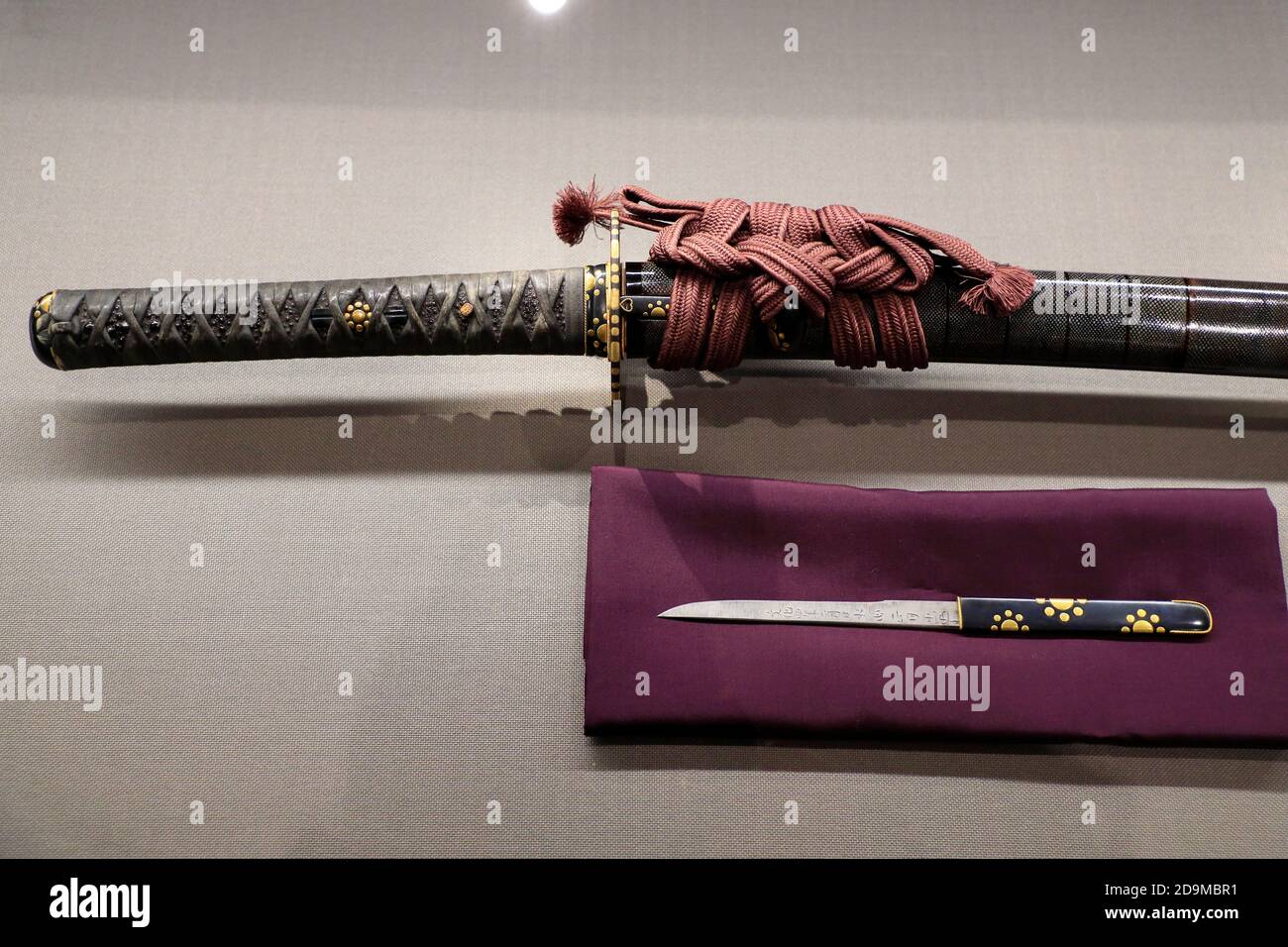 Ein geschlossener Blick auf die besondere Dekoration eines Japanisches Schwert zeigt mit einem kleinen Messer in japanisches Schwert Museum.Tokio.Japan Stockfoto