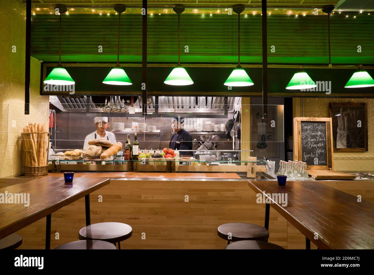 Eli's Night Shift Essbereich mit Fenster mit Blick auf die Küche Stockfoto