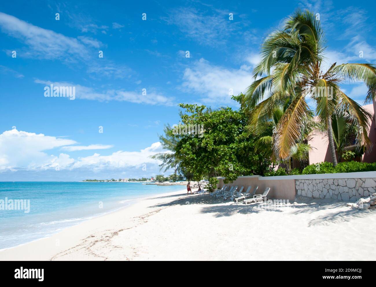 Der sonnige, leere Strand in Cockburn Town auf der Grand Turk Insel (Turks- und Caicosinseln). Stockfoto