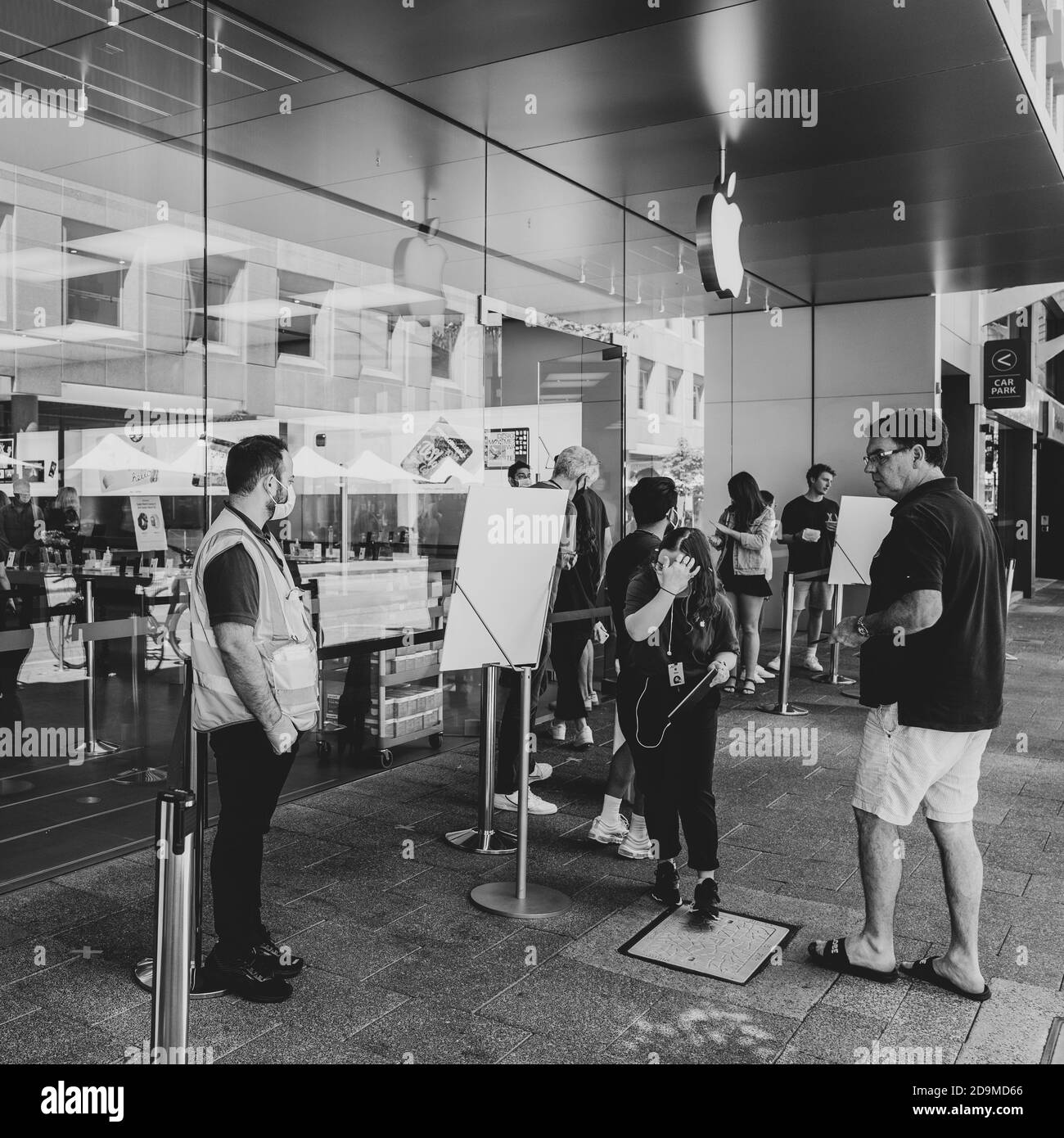 PERTH, AUSTRALIEN - 14. Oktober 2020: Monochrome Aufnahme des Apple Store in Perth City, mit dem Personal, das COVID-Schutz trägt Stockfoto