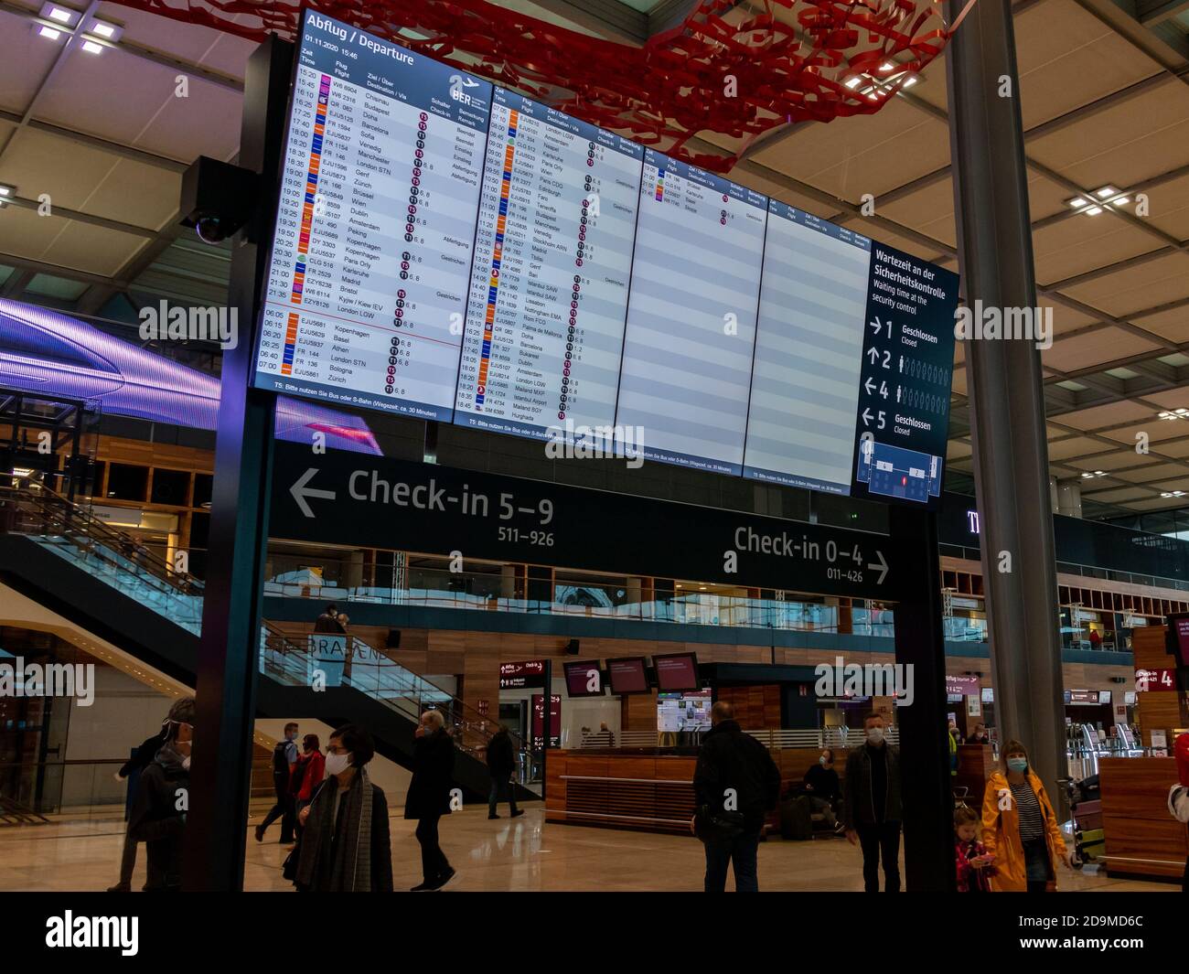 Schönefeld, Deutschland - 1. November 2020 - Infoplatine am Flughafen Berlin Brandenburg (Flughafen Willy Brandt) Stockfoto