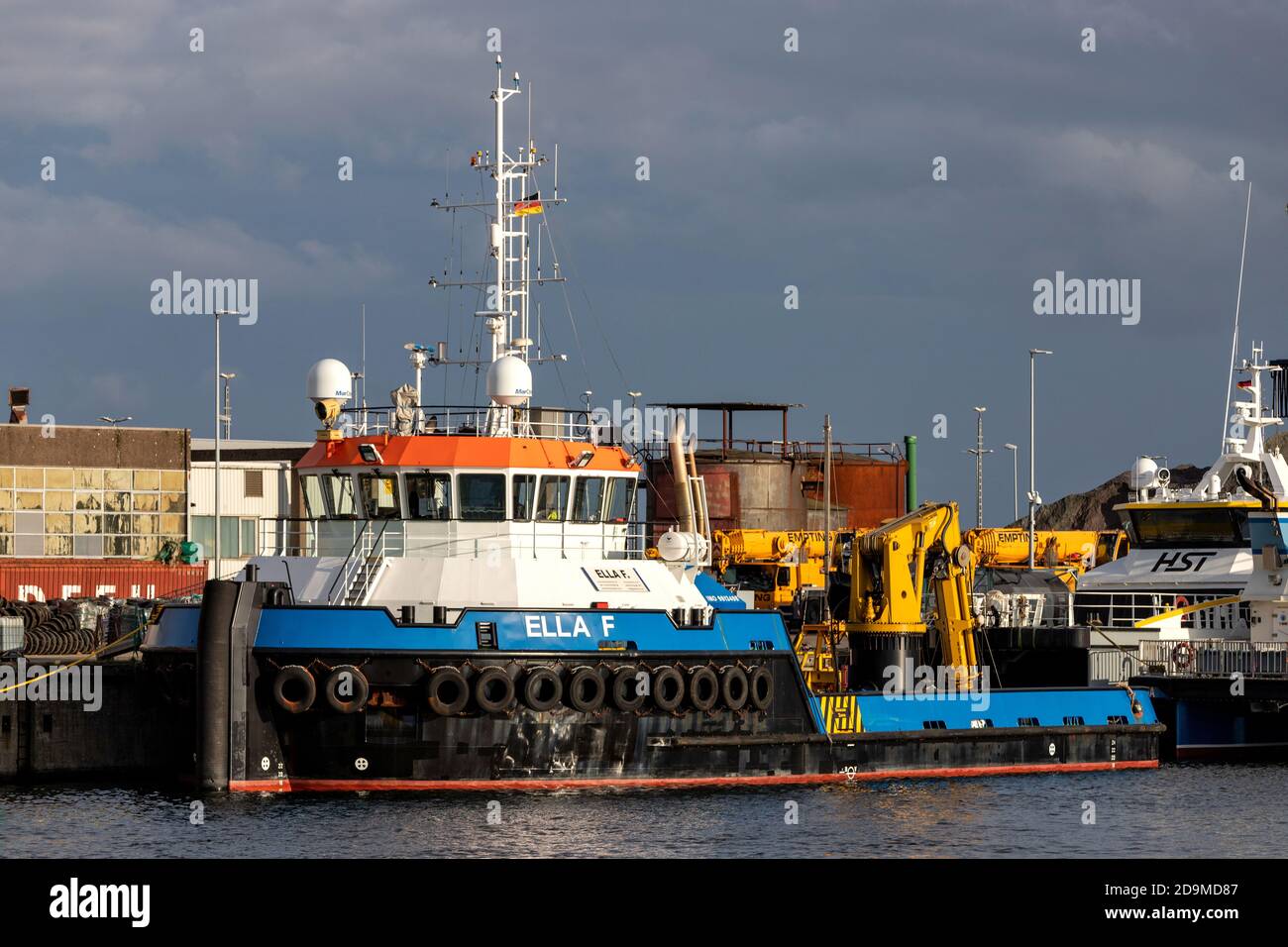 Ultraflacher Formschräg-Mehrzweckzufuhrbehälter ELLA F im Hafen von Cuxhaven Stockfoto