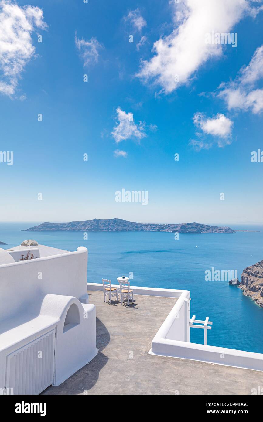 Weiße Architektur auf Santorini Insel, Griechenland. Restaurant im Freien unter einer fantastischen Landschaft, Stühle für Paare. Romantische Aussicht, Sommerurlaub Stockfoto