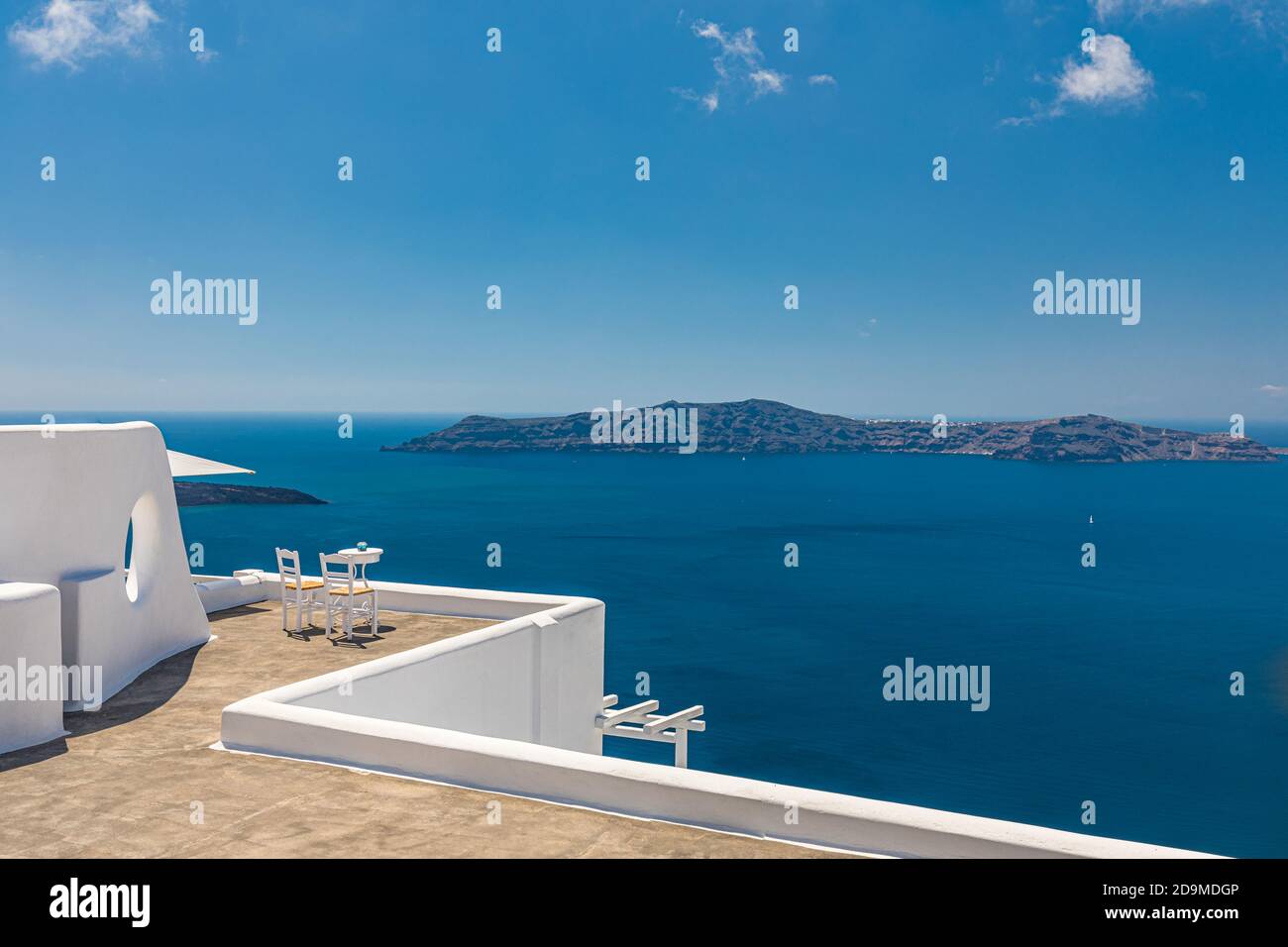 Weiße Architektur auf Santorini Insel, Griechenland. Restaurant im Freien unter einer fantastischen Landschaft, Stühle für Paare. Romantische Aussicht, Sommerurlaub Stockfoto