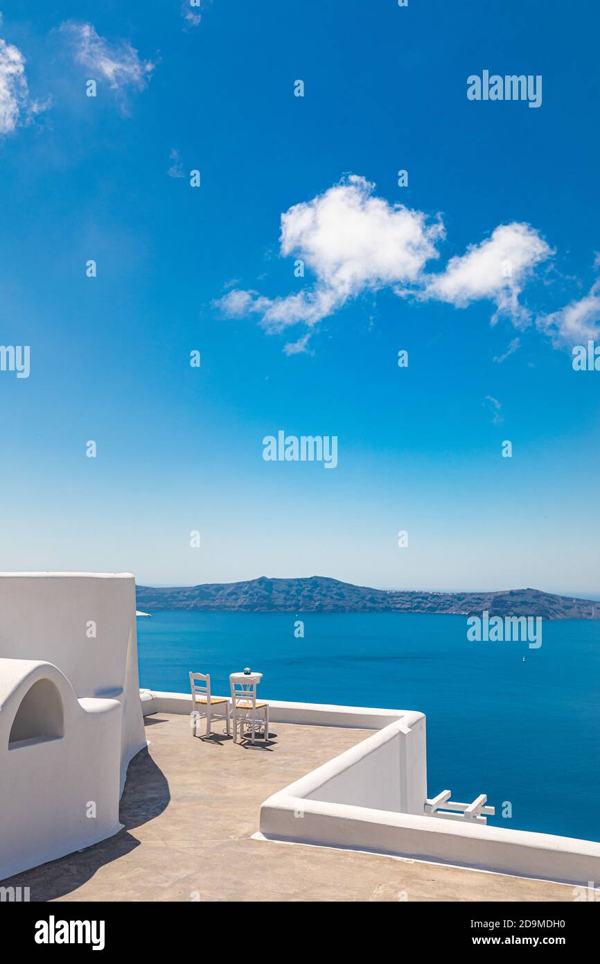 Weiße Architektur auf Santorini Insel, Griechenland. Restaurant im Freien unter einer fantastischen Landschaft, Stühle für Paare. Romantische Aussicht, Sommerurlaub Stockfoto