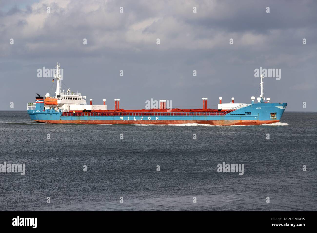Wilson-Stückgutfrachter LEIRO auf der Elbe. Wilson ASA ist eine der größten Kurzstreckenseegesellschaften der Welt. Stockfoto