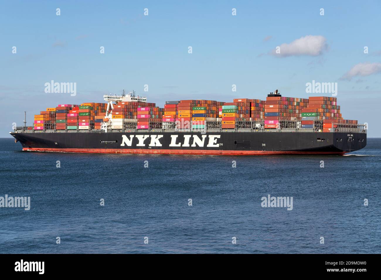 NYK OWL an der Elbe. Nippon Yusen Kabushiki Kaisha (NYK) ist eine der ältesten und größten Reedereien der Welt. Stockfoto