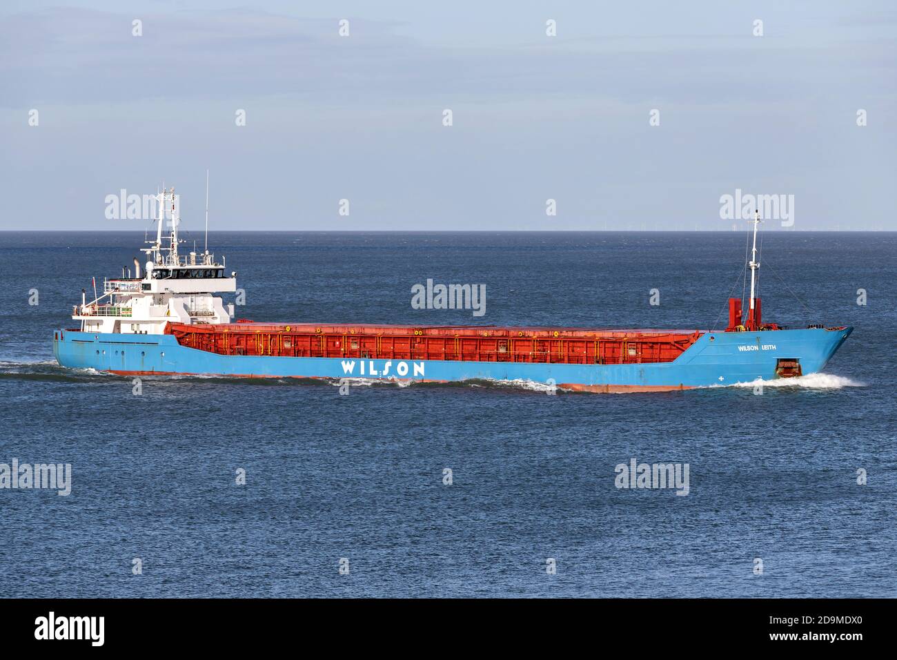 Wilson General Cargo Schiff WILSON LEITH an der Elbe. Wilson ASA ist einer der größten Kurzstreckenseeverkehr Unternehmen der Welt. Stockfoto