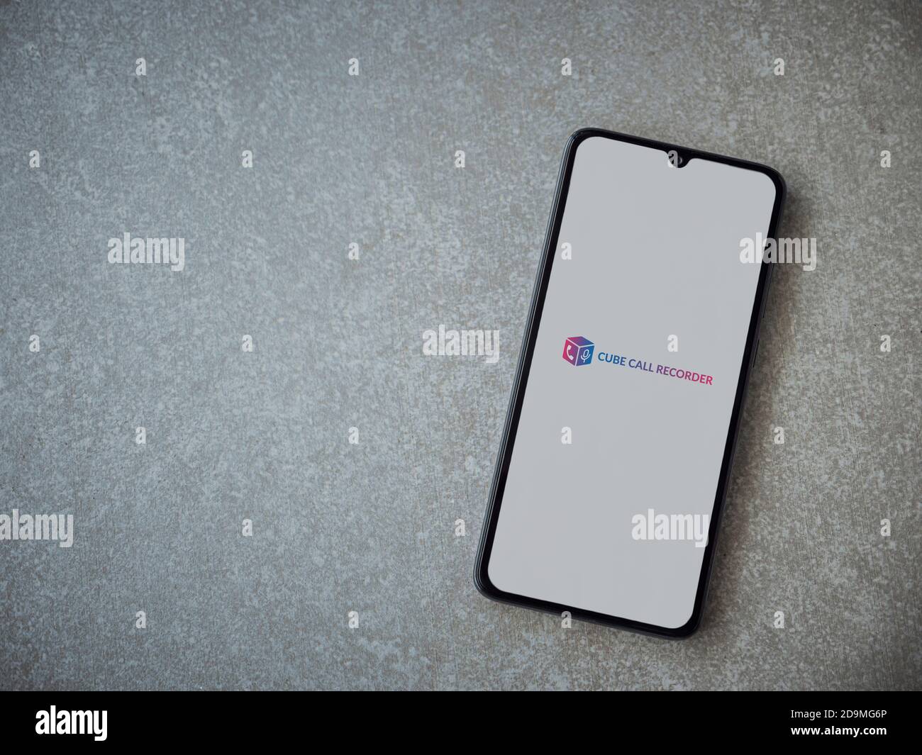 LOD, Israel - 8. Juli 2020: Cube ACR App Launch Screen mit Logo auf dem Display eines schwarzen Smartphone auf Keramikstein Hintergrund. Draufsicht FLA Stockfoto