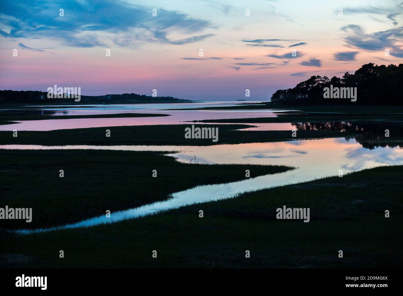 Sonnenuntergang am Blackfish Creek in Wellfleet, MA auf Cape Cod Stockfoto