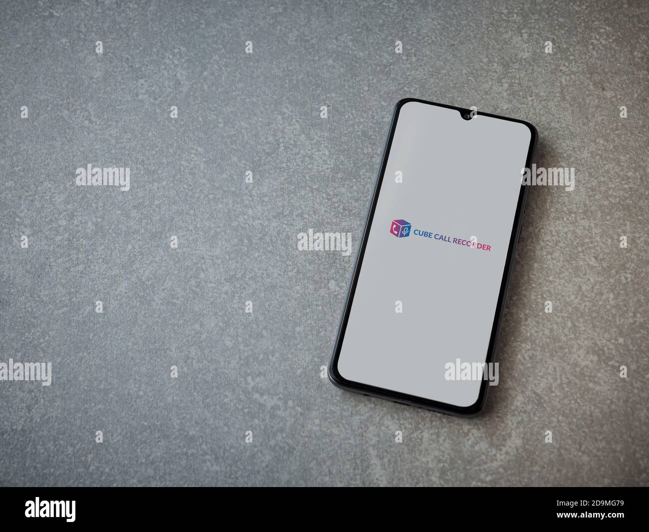 LOD, Israel - 8. Juli 2020: Cube ACR App Launch Screen mit Logo auf dem Display eines schwarzen Smartphone auf Keramikstein Hintergrund. Draufsicht FLA Stockfoto