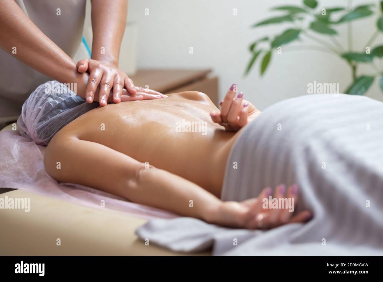 Kaukasische Frau bekommt eine Wirbelsäulenmassage im Spa-Salon Stockfoto