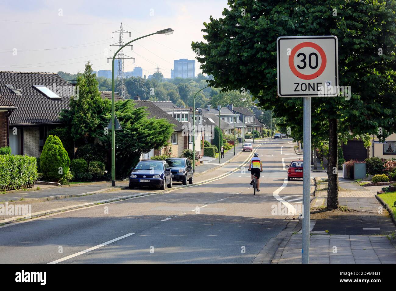 Essen, Nordrhein-Westfalen, Ruhrgebiet, Deutschland, 30-Zone, Fahrradstraße mit Radfahrern in Stoppenberg mit Blick in die Essener Innenstadt, hier anlässlich der Essen 2017 Grüne Hauptstadt Europas. Stockfoto