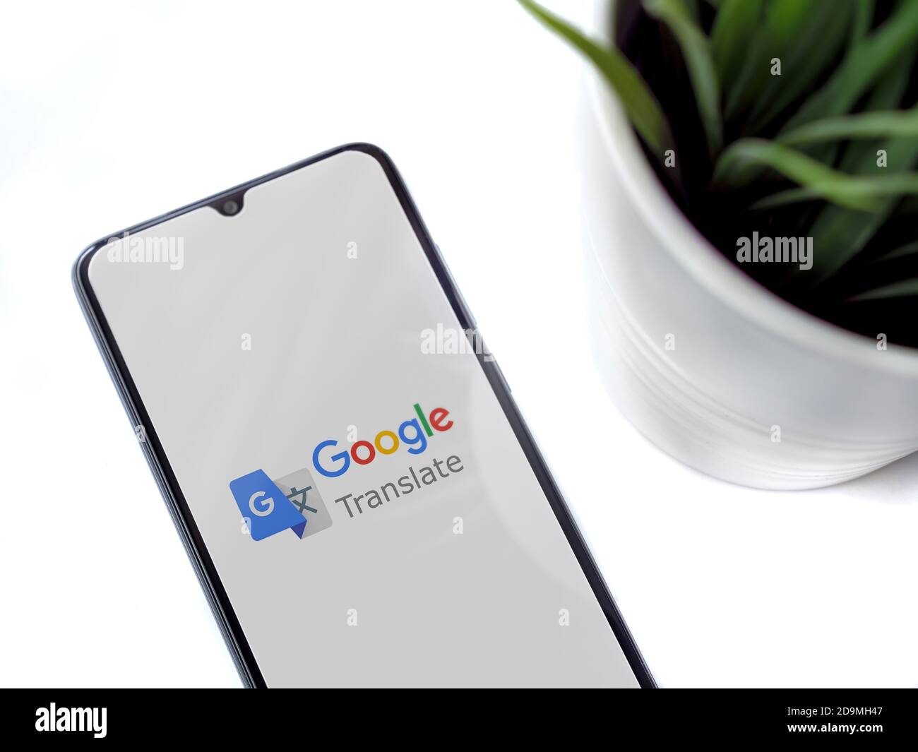 LOD, Israel - 8. Juli 2020: Moderner minimalistischer Büroarbeitsplatz mit schwarzem Smartphone mit Google Translate App Launch Screen mit Logo auf weiß Stockfoto