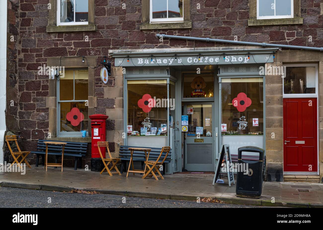 East Lothian, Schottland, Großbritannien, 6. November 2020. Dekoration zum Gedenktag: Mohnblumen schmücken ein Café in East Linton Stockfoto