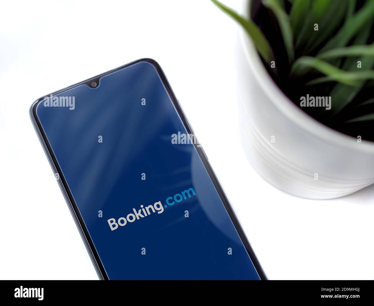 LOD, Israel - 8. Juli 2020: Moderner minimalistischer Büroarbeitsplatz mit schwarzem Smartphone mit Booking.com App Launch Screen mit Logo auf weißer Rückseite Stockfoto
