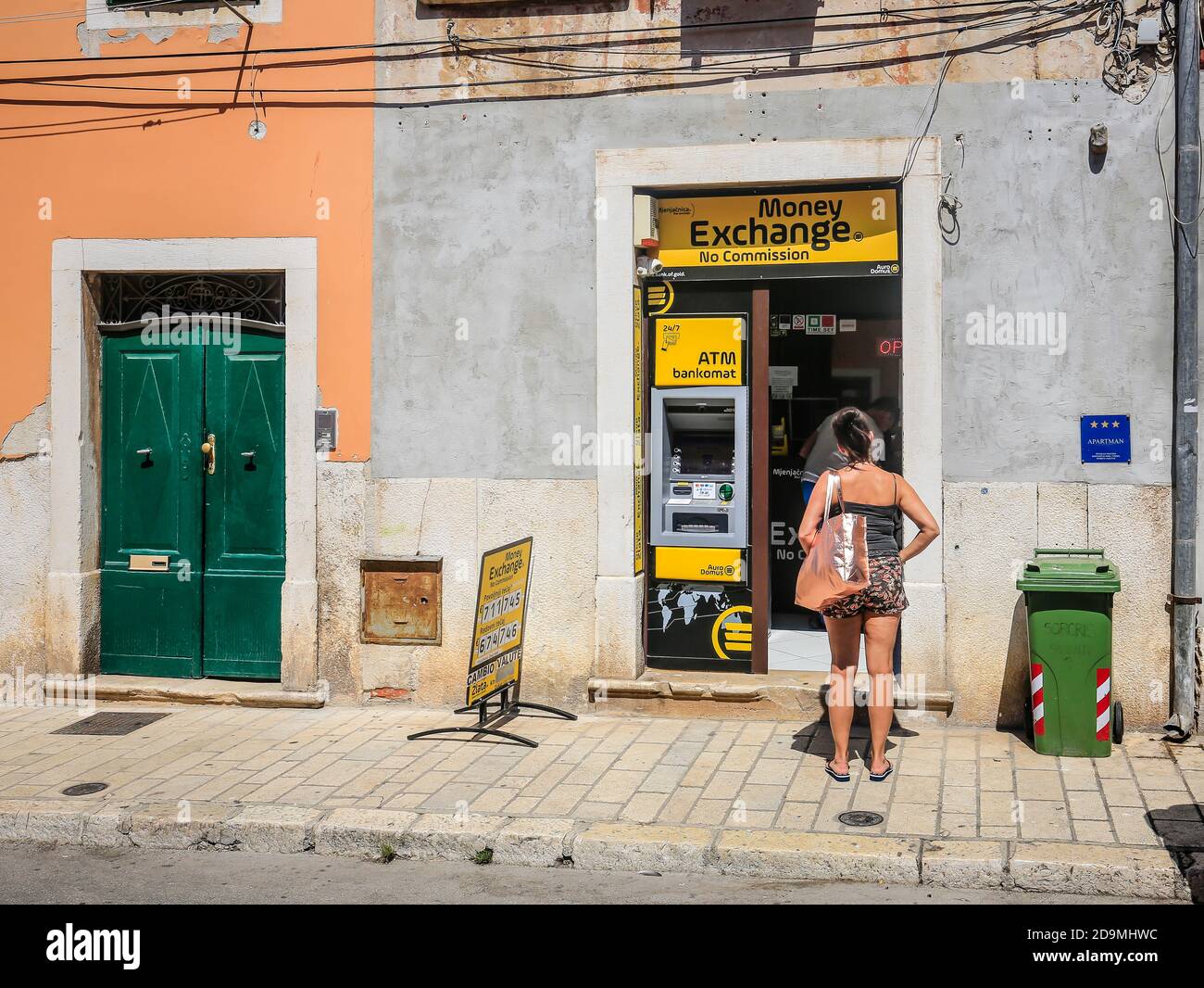 Rovinj, Istrien, Kroatien - Wechselstube und Geldautomat in den Altstadtstraßen der Hafenstadt Rovinj. Stockfoto