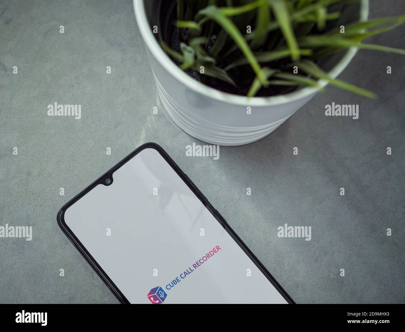 LOD, Israel - 8. Juli 2020: Moderner minimalistischer Büroarbeitsplatz mit schwarzem Smartphone mit Cube ACR App Launch Screen mit Logo auf Marmor-Backgr Stockfoto